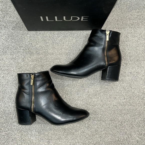 Illude - Black Ankle Booties - women’s 10 - Picture 2 of 6